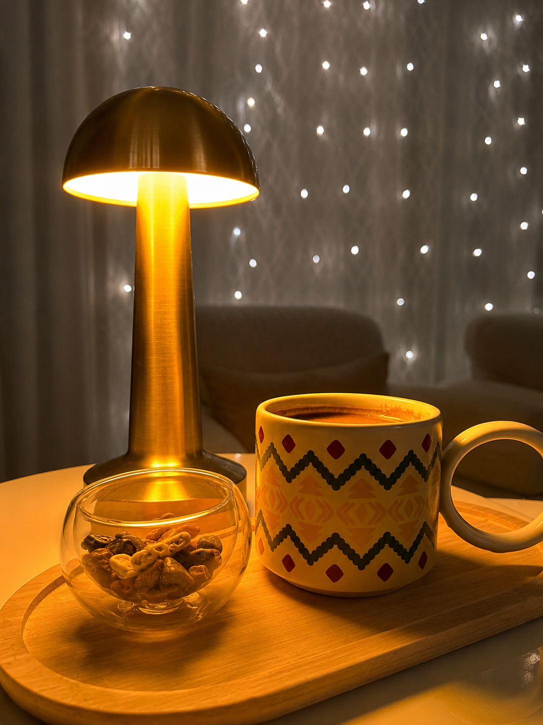 LUMORA Halo™ şarjlı dokunmatik masa lambası, modern tasarım ve LED aydınlatma özellikli kompakt masa lambası.